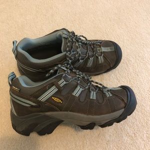 Keen targhee hiking